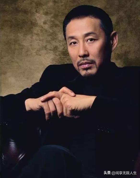 陈道明说：
“人这辈子，最危险的两个敌人，一个是自己的嘴，一个是身边的熟人。管住