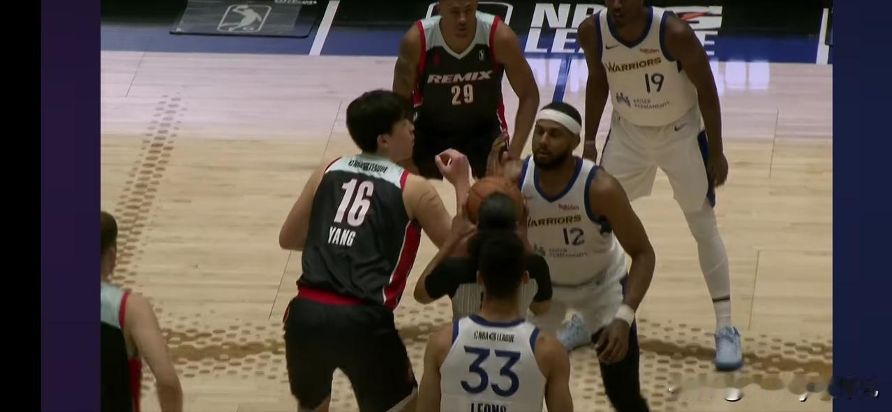 瀚森两双，混音队惜败勇士。王治郅点出小杨首要问题。杨瀚森 11分13板3助2帽。