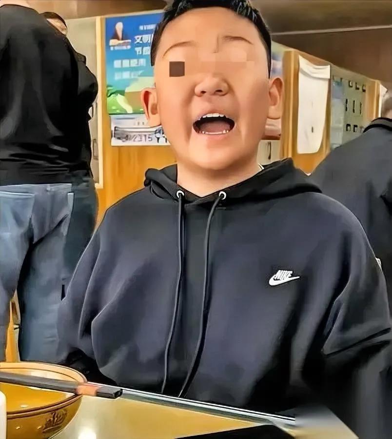 13岁男孩闯祸

亲爹管教反挨怼

你猜当妈的咋说？

就因为娃没打招呼拿邻桌充