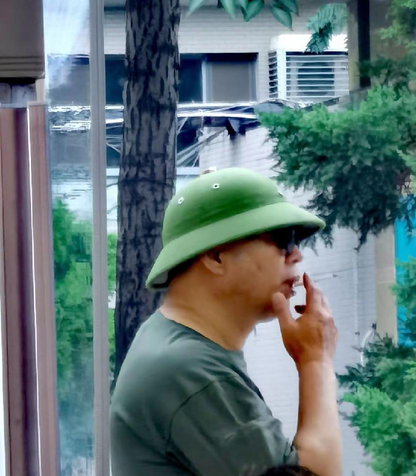 爱情啊
哪是什么天生契合的童话
那不过是想象里的绮梦罢了
是两个不完美的人
像两