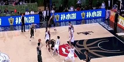 我发誓，我刚才看手机，直接从沙发上弹起来了。
南京队的郭昊文，就那个两米多的大个