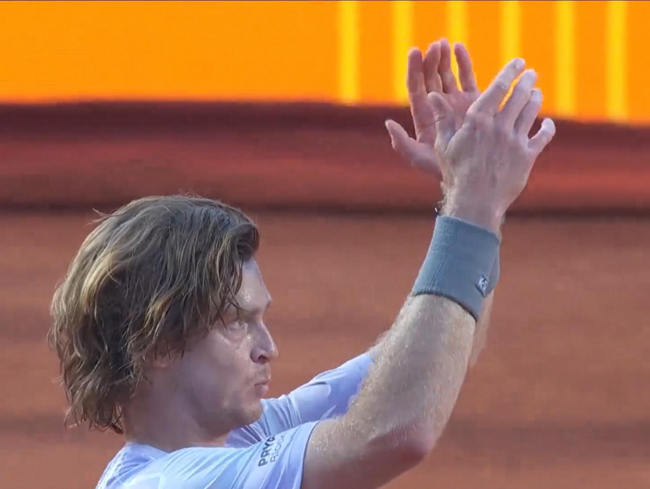 卢布列夫巴塞罗那公开赛首轮完胜晋级
         北京时间2026年4月14