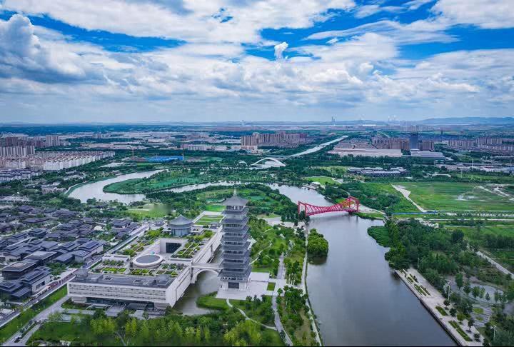 【大美三湾】7月9日，受台风巴威外围气流影响，扬州迎来晴朗好天气。在扬州中国大运