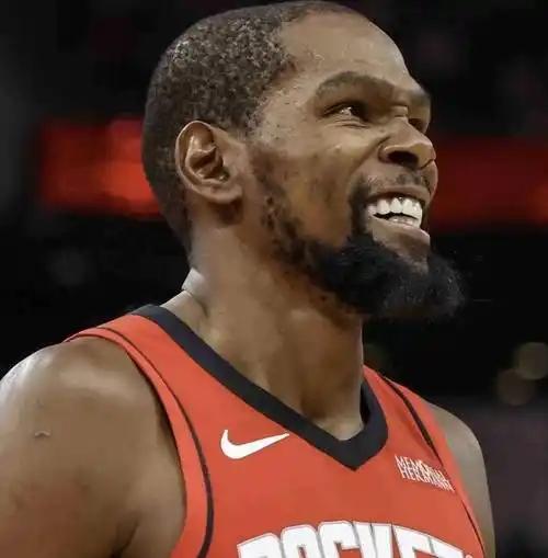 [微风]杜兰特，你真的太狠了！ 谁能想到，一个西装革履、因伤缺阵的“病号”，竟然