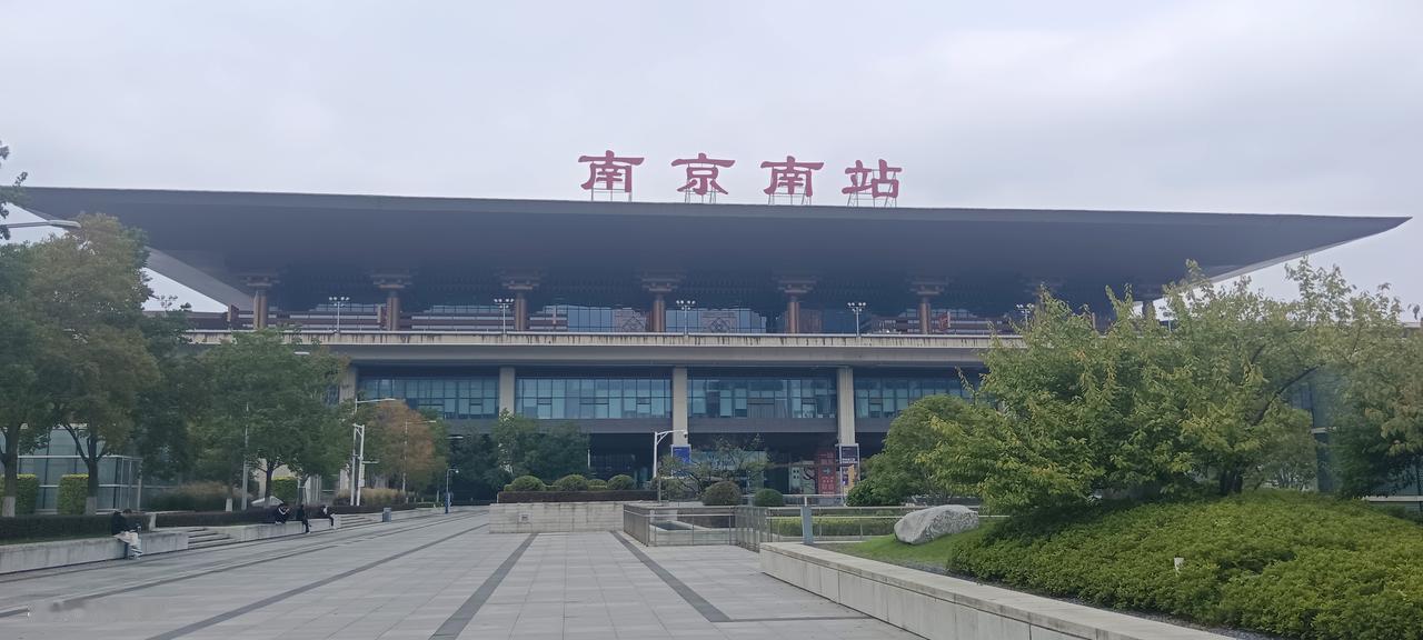 现在刷到猝死的新闻频率真的比十年前高太多，身边都能听到几个年纪轻轻就出事的例子。