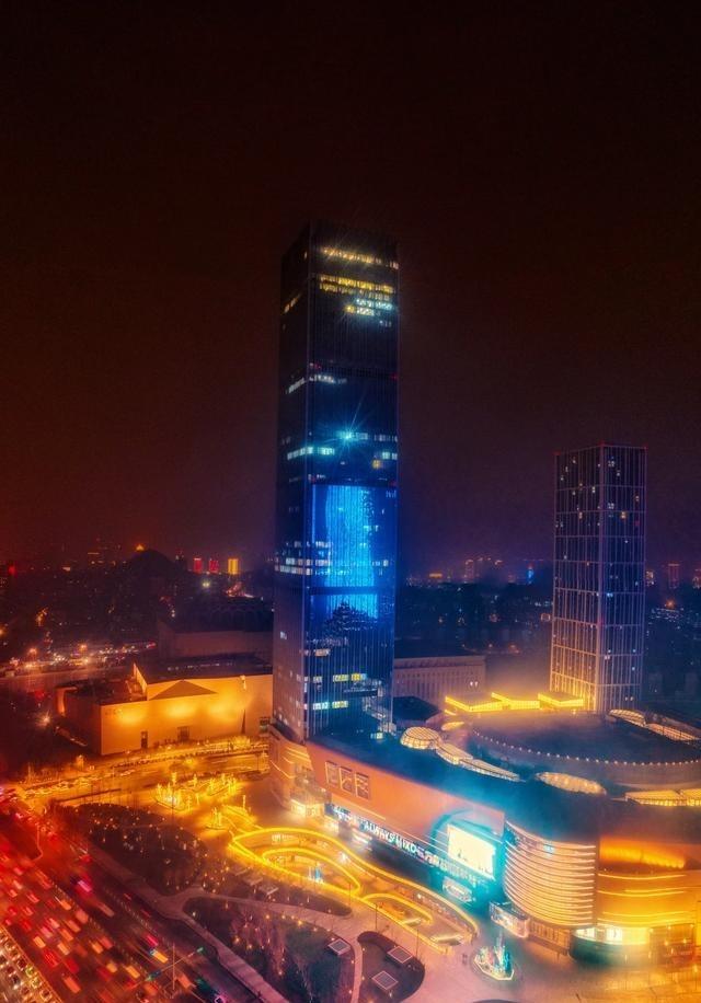 大疆无人机航拍技巧分享：如何航拍大光比全景？学会这一招就够了。

夜幕刚刚降临，