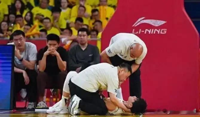 今晚北京男篮公布了曾凡博的伤情：曾凡博因为腰椎左侧横突骨折，将休战2-3个月，无