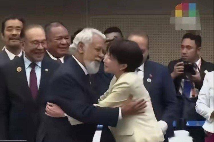 凤凰新闻【肉麻死了，日本首相高市早苗外交首秀差点被“揩油”】当地时间10月26日