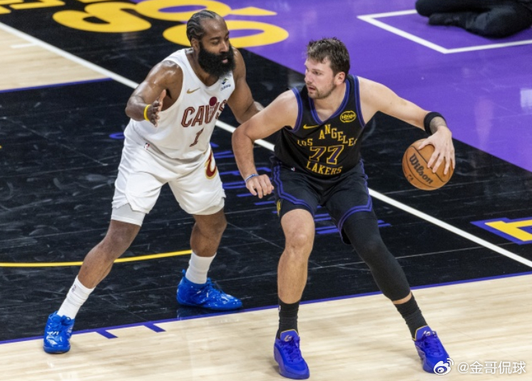 近日前NBA球星弗莱录制了《Road Trippin' Show》播客，在最新更