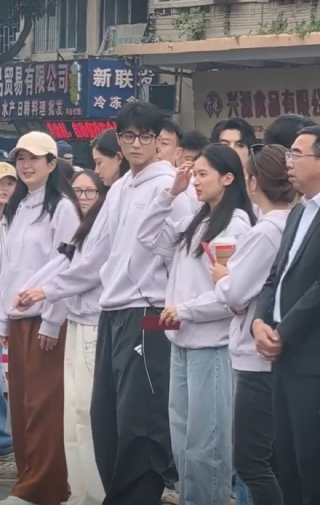 张婧仪陈靖可致我那菜市场的白月光开机同框 张婧仪陈靖可新剧开机同框路透张婧仪陈靖