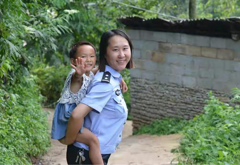 2015年，警校毕业、抓过犯人、守过尸体的女警员韦兰被调任成社区民警，竟然成为了