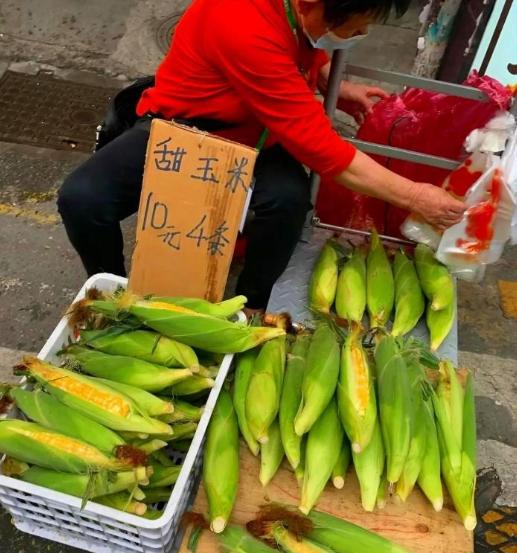 浙江老太在小区卖玉米不慎摔倒，围观群众无人敢扶，危难之际小区保安将其送往医院。1