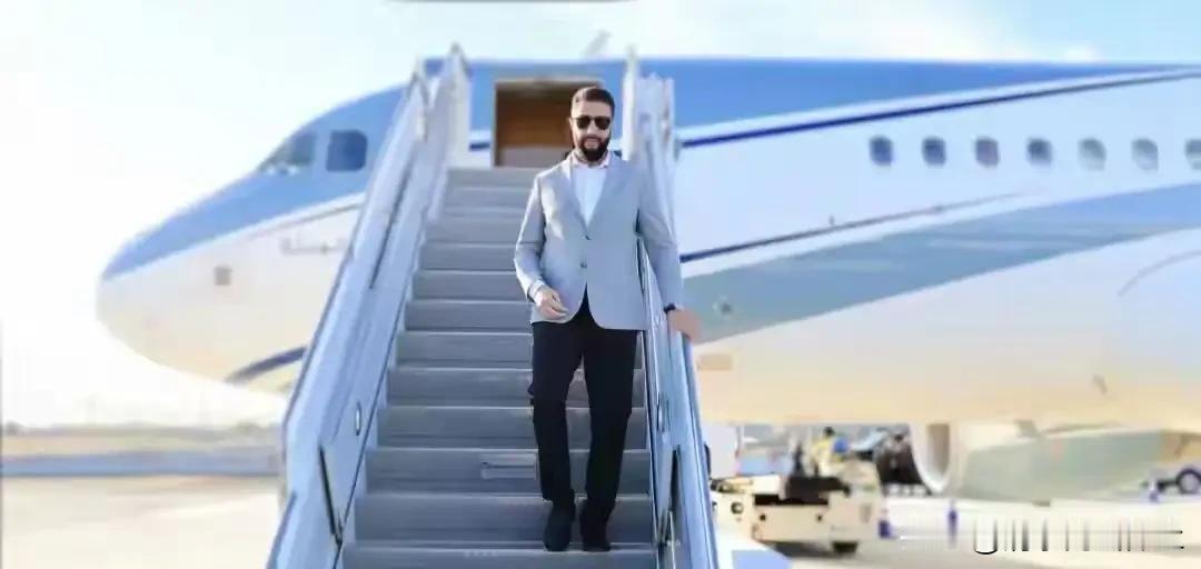 朱拉尼将首访华盛顿！

自从成为叙利亚临时总统以来，朱拉尼频繁出访，一改阿萨德政