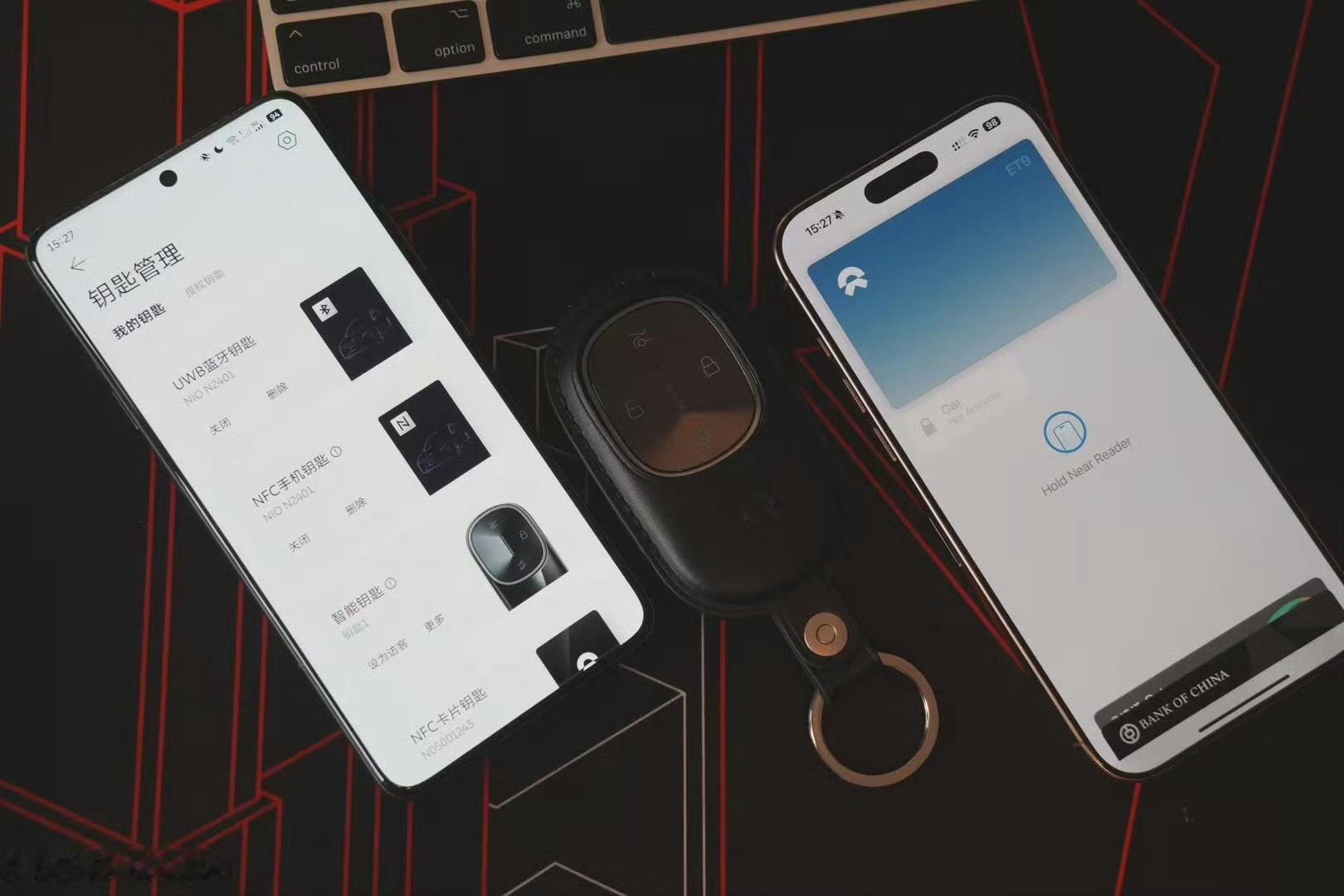 Apple CarKey 和 UWB 是相关但不同层级的概念，主要区别在于 ：C