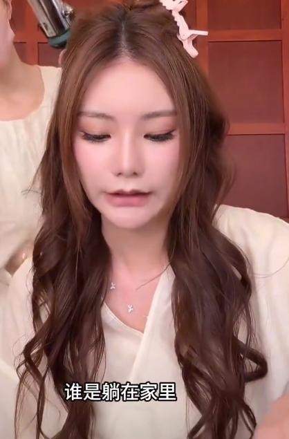 网友问马筱梅为什么怀孕了还要坚持直播，马筱梅说自己要挣钱，还反问网友，谁可以整天