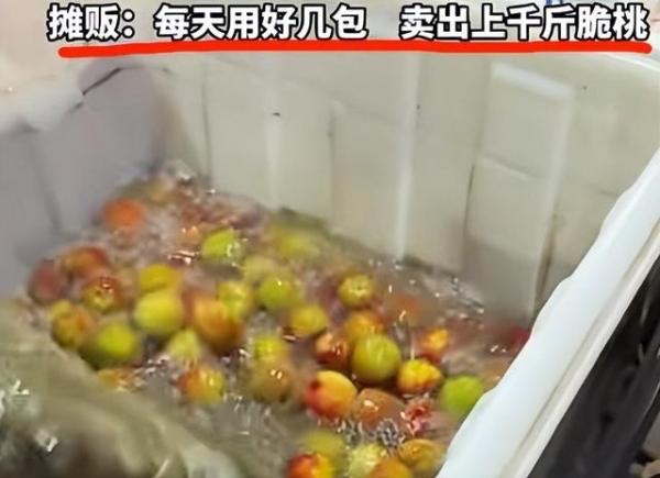 杨梅刚刚起风波，
谁料脆桃又翻车。
使用太多甜蜜素，
到底想要干什么！
拿着生命