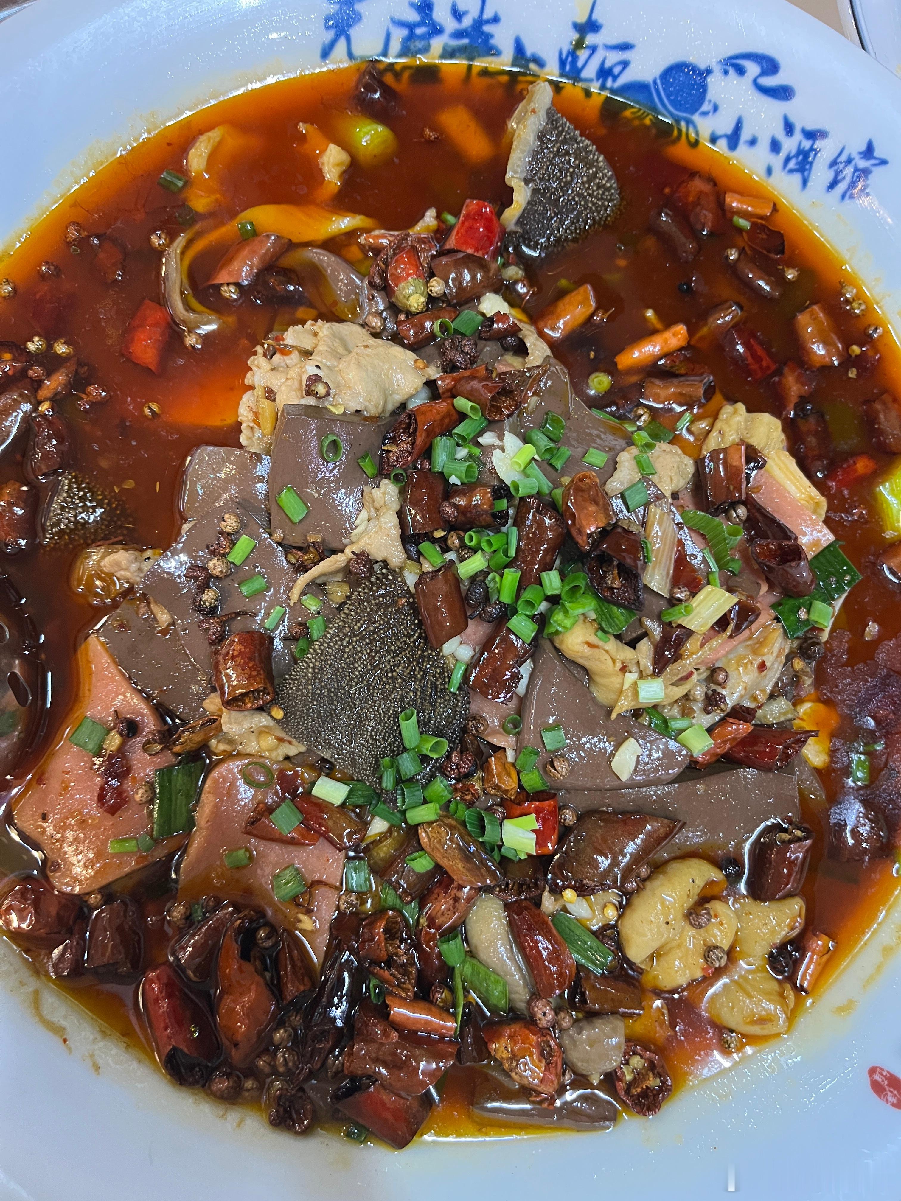 细狗又要来这家川菜吃饭，说好好吃。我和柠宝都吃饱了，叫不要点太多，够吃就行。可能