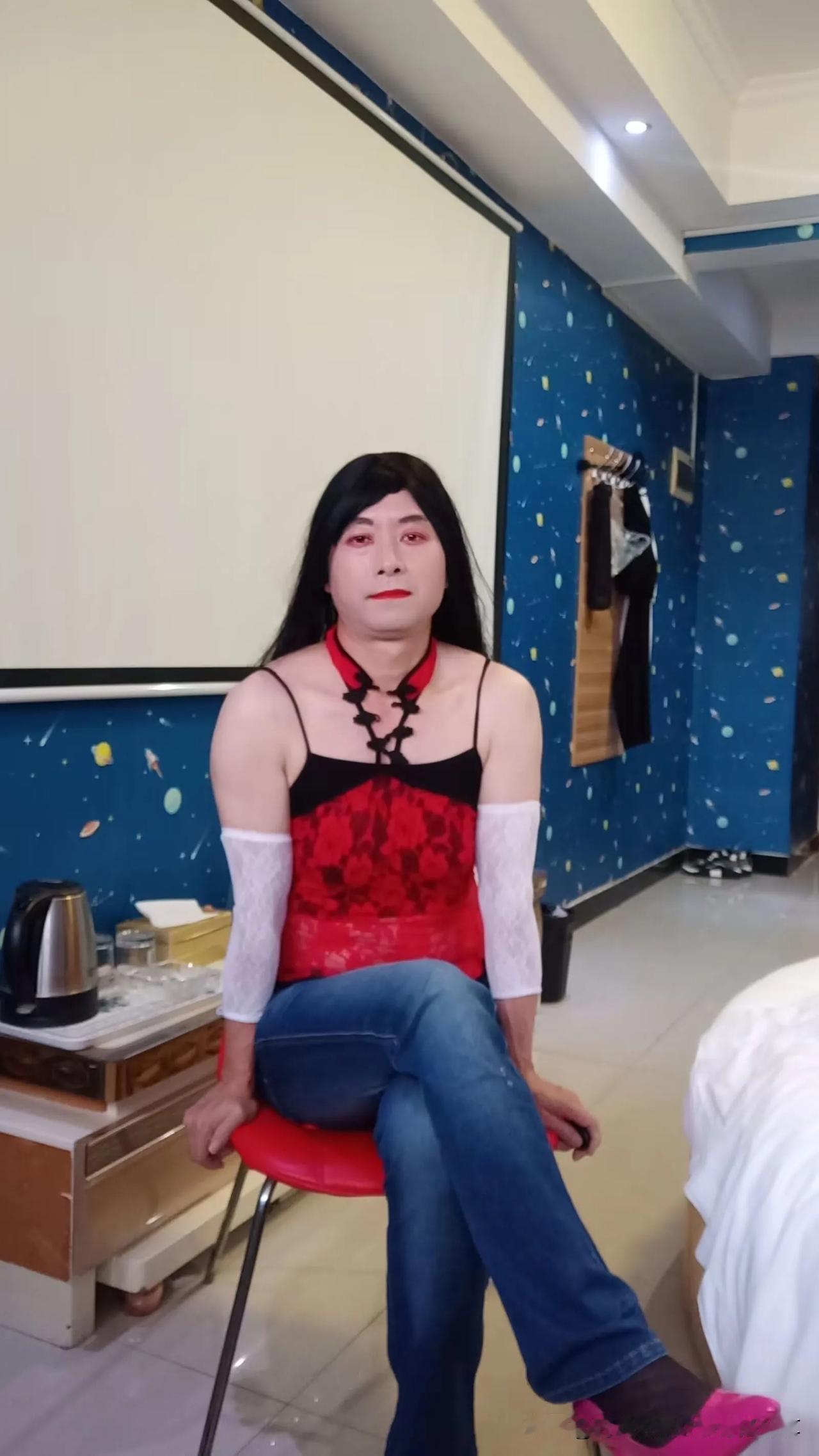 时尚大叔酒店变装牛仔裤穿搭#当变妆走进现实# #老头男扮女装# #爆改反串# #