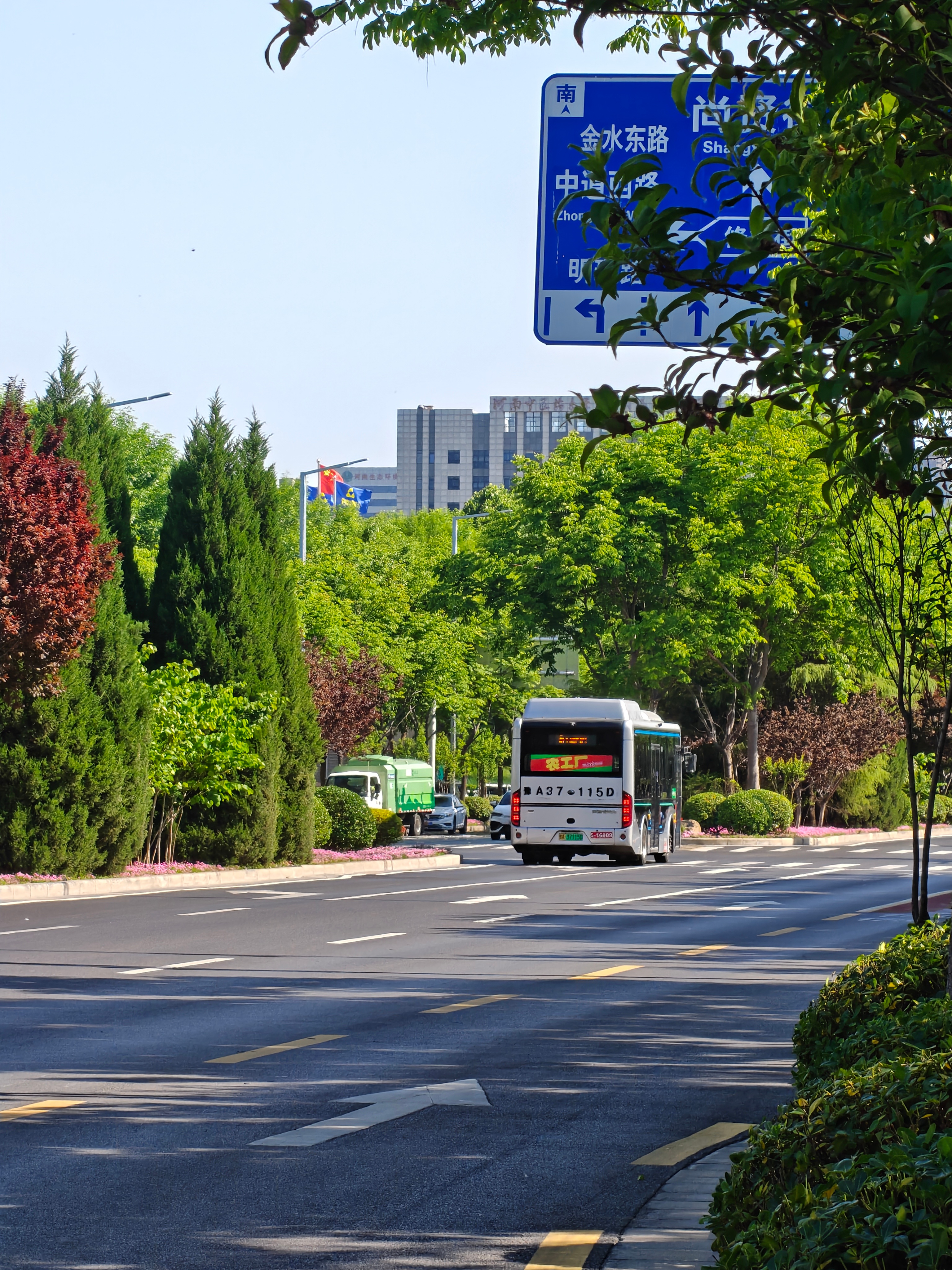 我靠，我看见了什么？网约巴士？不过车上完全没人，现在估计跟专车似的。 