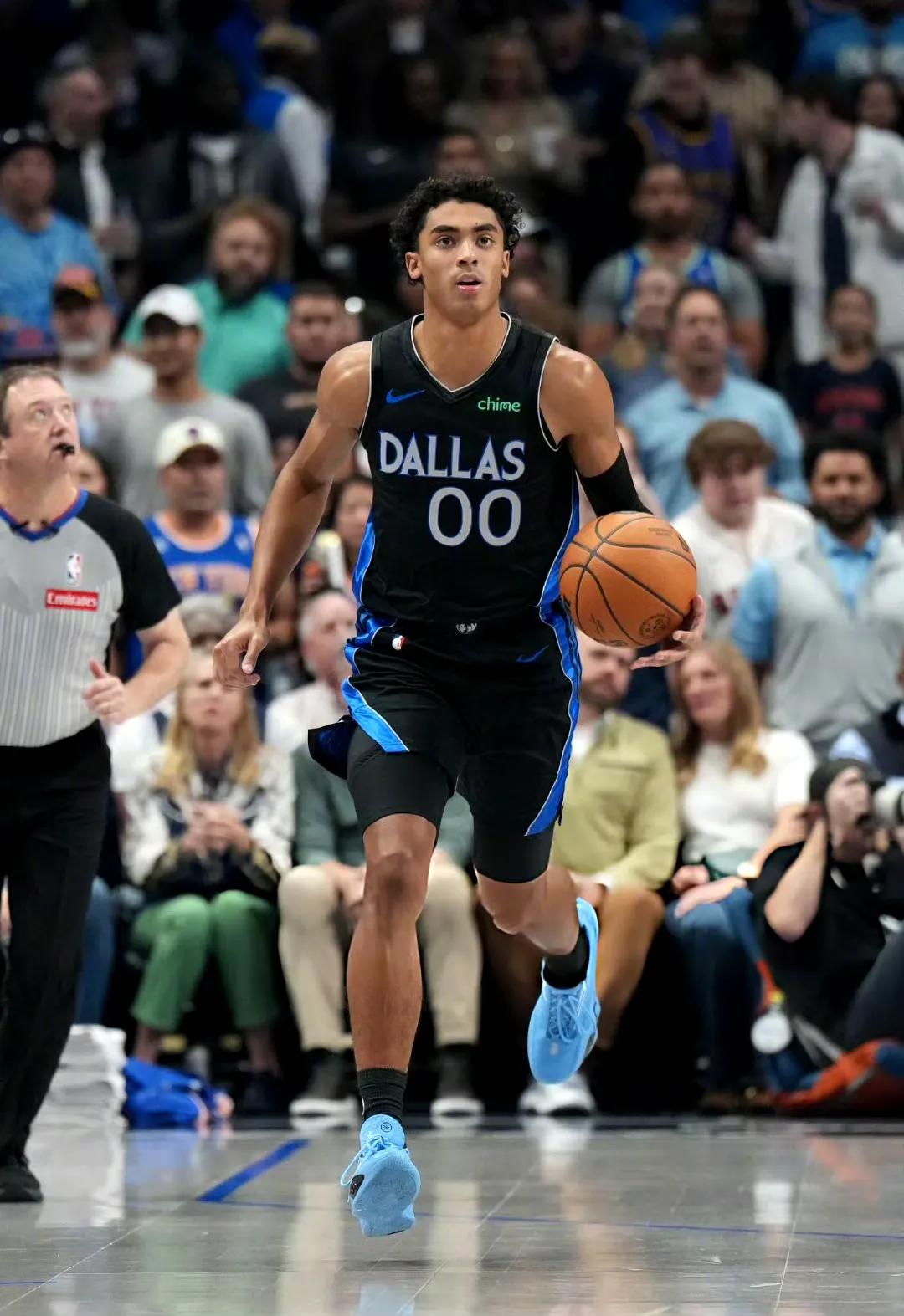 当时独行侠是点名要小克
湖人这下是真缺克里斯蒂，持球人多，不需要他处理球。湖人肯