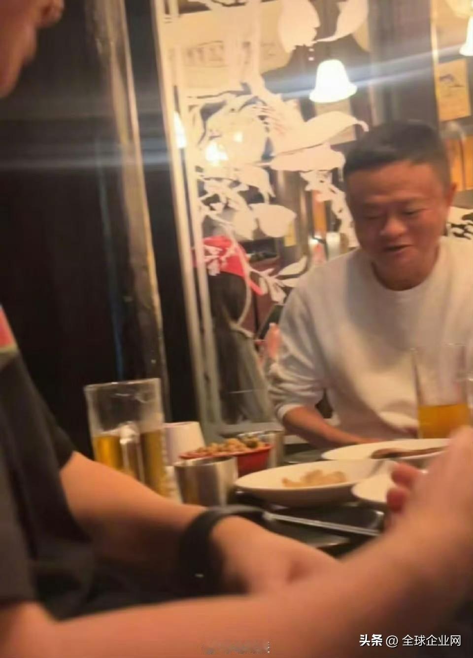 马云现身宁波，与好友一起喝酒尝美食。 ​
