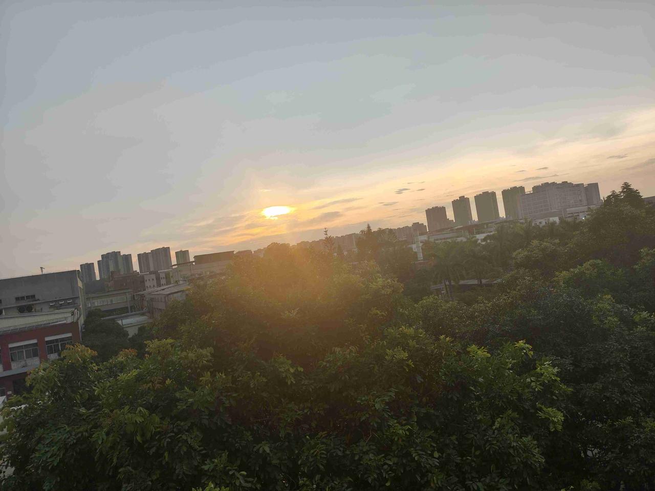 我的今日状态：😁轻松愉快
我这里的天气：☀️晴天
这是今夏拍的唯一张夕阳图。