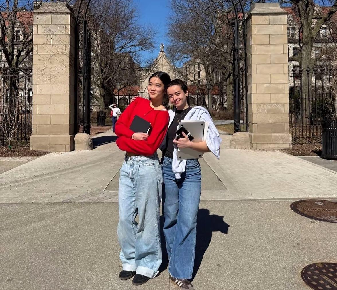 三星小公主李元珠最新照片，分享的是她在芝加哥大学和同学的合影。
两个青春靓丽的小