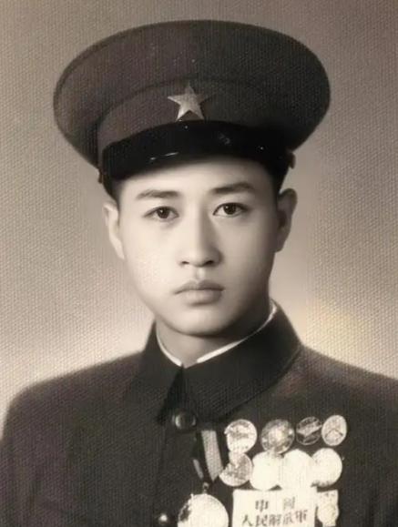 1949年11月，国军保安第四师师长正在睡觉，忽然感觉有人拍了拍他，两眼一睁，黑