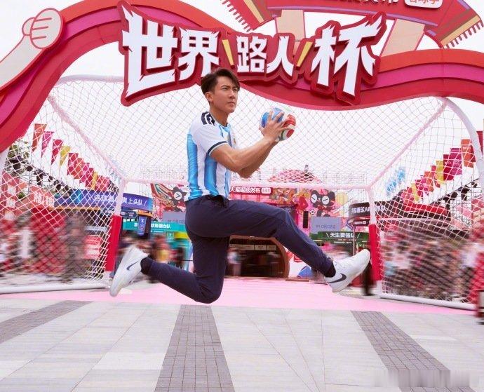 吴尊24小时跨三城吴尊的举动充满了很多的感动，而且一天的时间里有这样的举动也是很