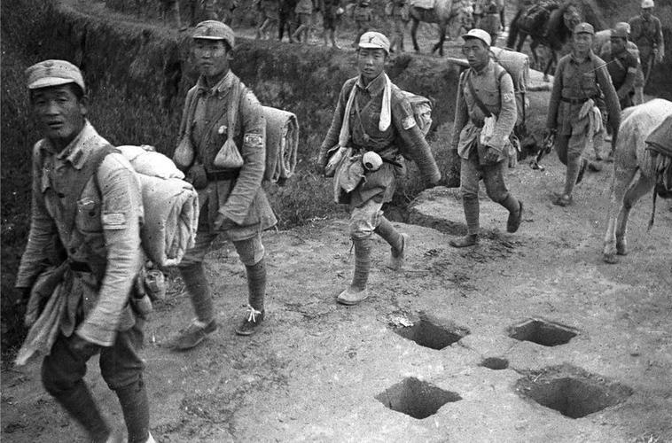 1940年，朱德夜宿荒野南泥湾，无房无粮，他竟这样过夜。
 
当时陕甘宁边区正被