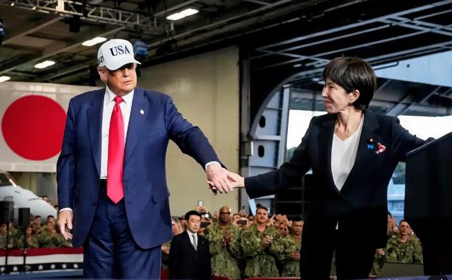 [微风]如果说日本首相和特朗普手拉手还可以理解，那么特朗普搂住她是什么意思？
最