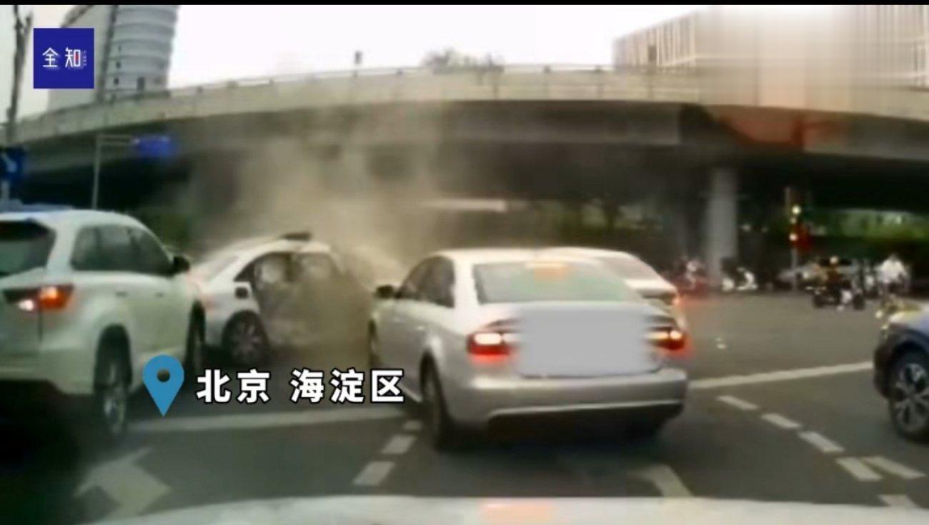 #网约车超速闯红灯致多车连撞# 安全行车人人有责，不要想着争分夺秒，不然意外发生