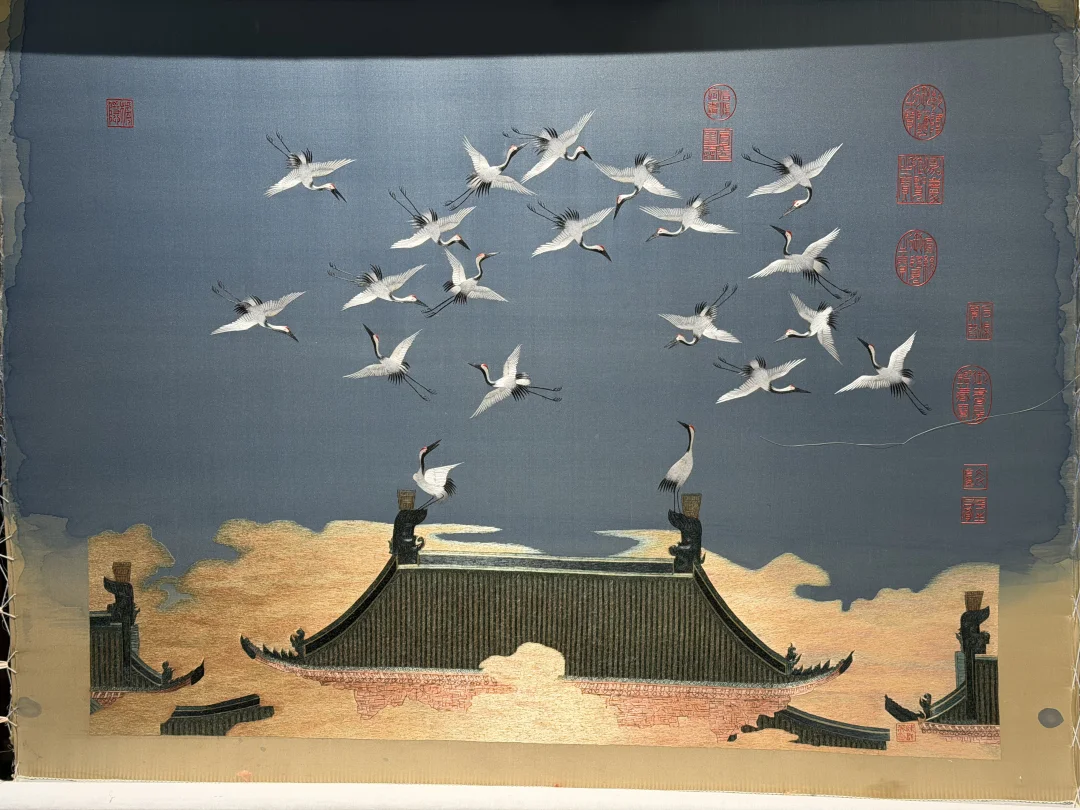 绣出来的瑞鹤图，这次的颜色沉稳很多