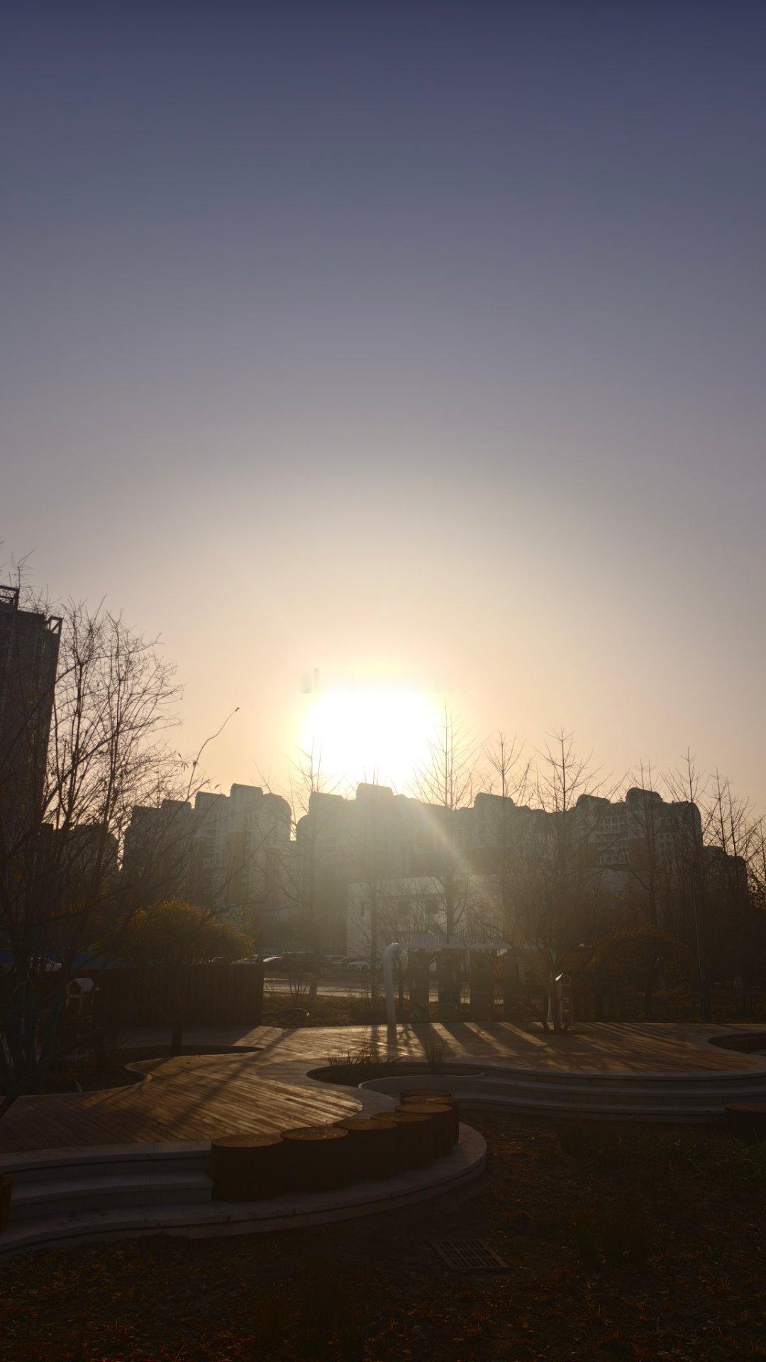 每个人都会有一段特别艰难的时光。挺过来的，人生就会豁然开朗；挺不过来的，时间也会
