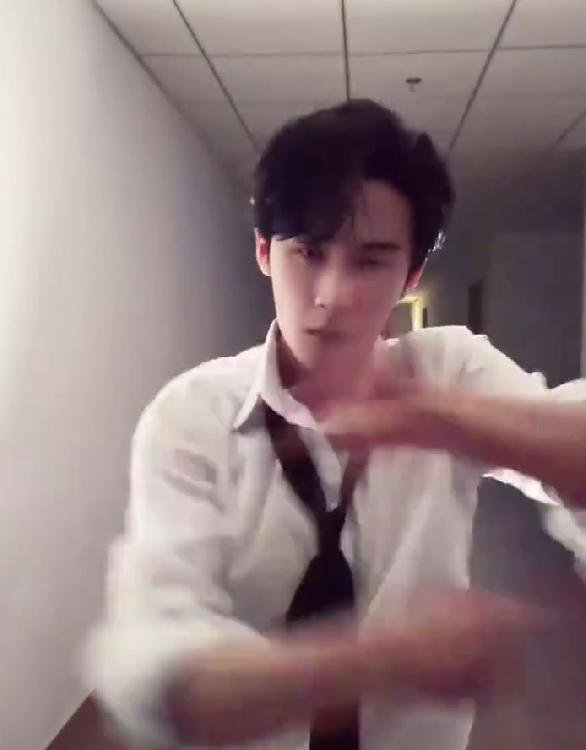 檀健次翻跳第三个吻痕！全程苏感拉满，谁懂啊找不到退出键
救命救命救命！檀健次翻跳