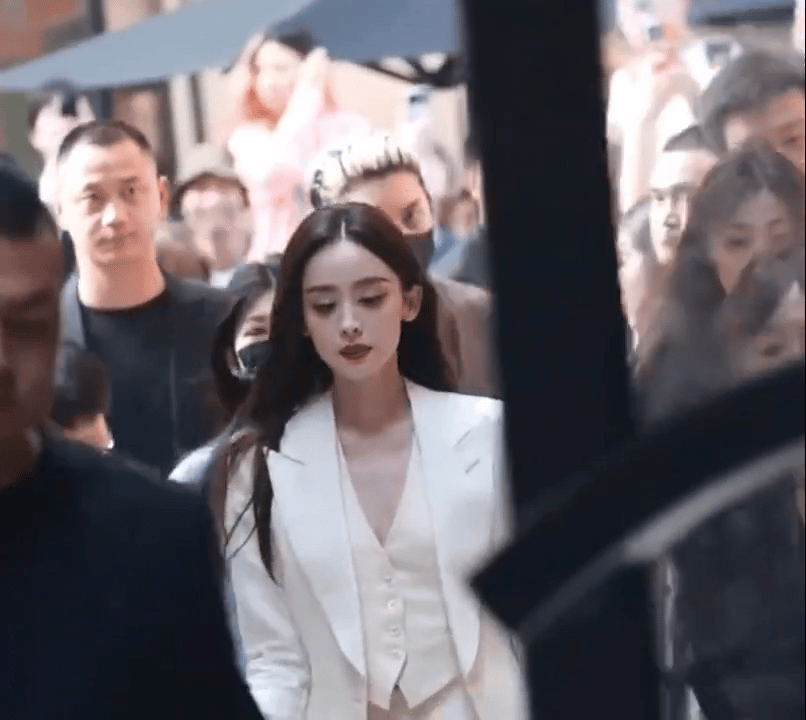 娜扎从人群中走来，她是那么的明媚和耀眼！ 