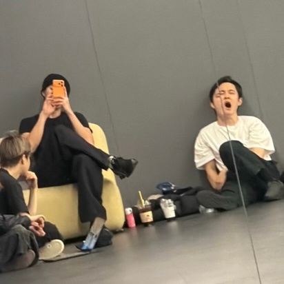 吴世勋泡泡更新练习室照片 