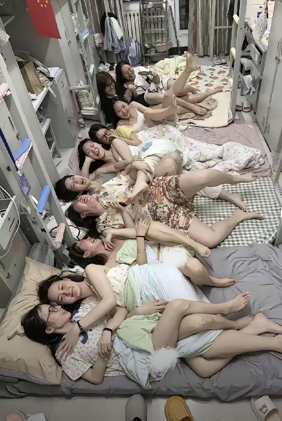 高温天里，高校宿舍一幕让不少网友直呼开眼：两间女生宿舍的姑娘们干脆凑到同一间房，