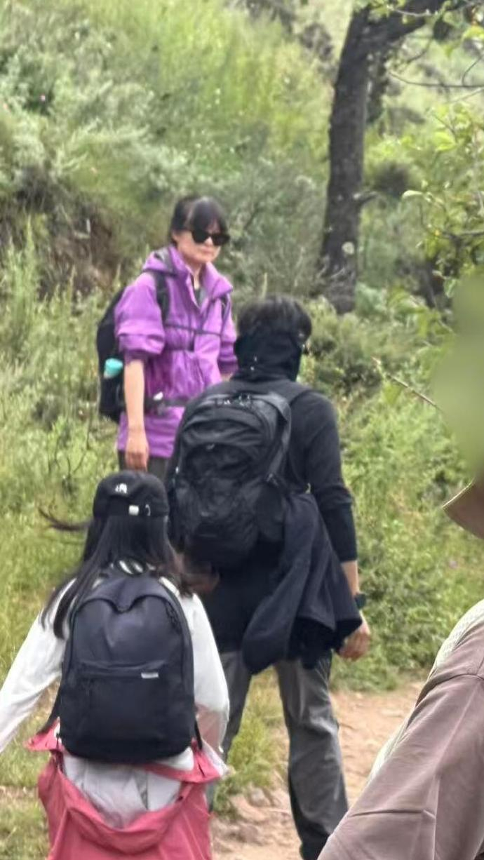 网友虎跳峡徒步偶遇李现 ​​网友虎跳峡徒步偶遇李现，哥真是满世界跑！ ​​​