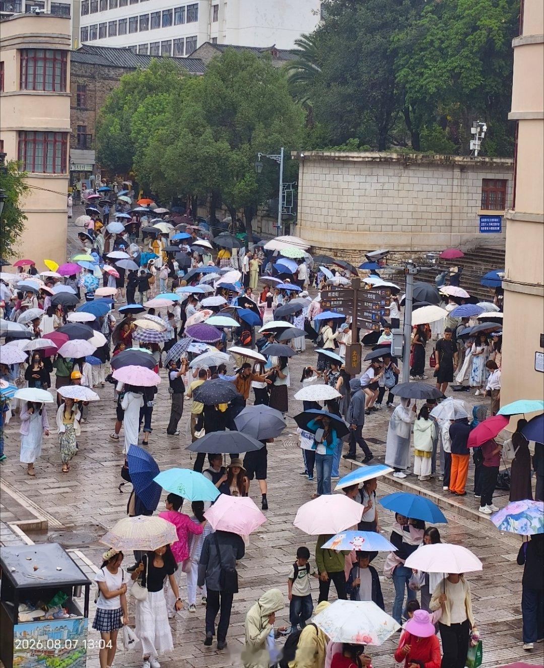 虽然下着雨丝毫不影响游客打卡拍照的热情。 昆明·昆明老街纸片楼