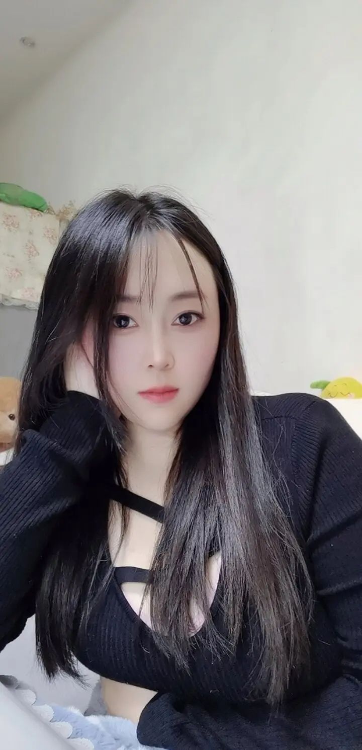 带刺的玫瑰，不是有心扎人，而是原本就带刺。爱我你怕了吗？