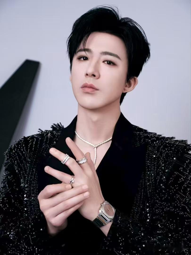 谁懂啊！刘宇宁近期的演唱会简直炸翻了天！现场人山人海，各种资本大佬纷纷现身，这哪