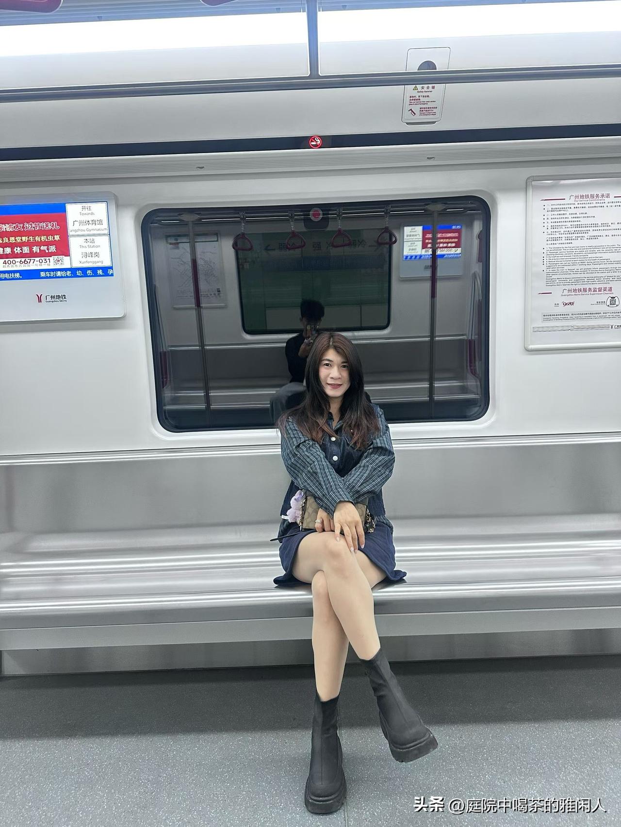 冯唐说，中年妻子的“肥胖”，从不是吃出来的，而是心态被生活压崩了。

她懒得精致