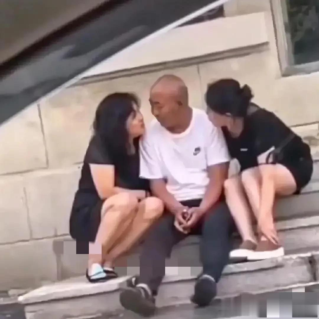 大爷就是大爷
一出场就可以右拥右抱
要命的是两个女人还是那么的美
不愧是成功男人