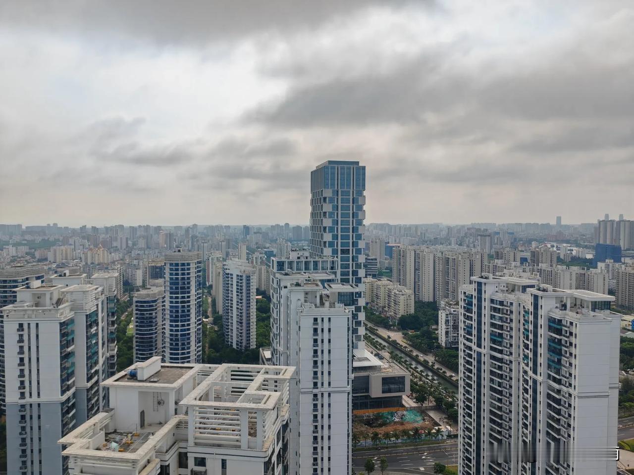 这个国庆节海南楼市不寻常，节还没过完，澄迈县、东方市率先相继宣布取消了长达6年之