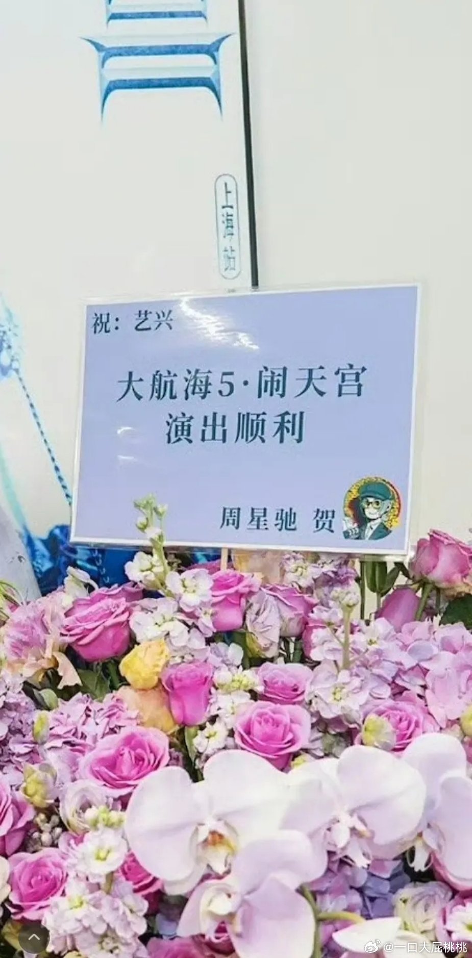 真的很羡慕张艺兴向上社交的能力，向上社交是很难很难的。他跟很多年龄辈分比自己大很