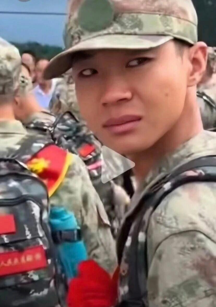 虽然心疼，但还是想说:孩子们大步往前走吧这个月新兵入伍陆续起运，很多车站都是新兵