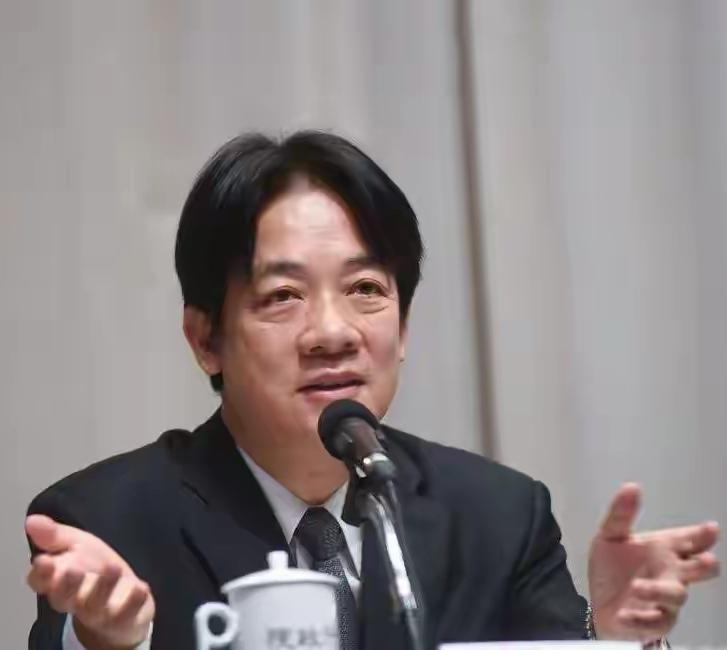 谁人又耐何赖清德，之前有人想看赖清德笑话，看他怎样回来。而现在他回来了是他在笑别
