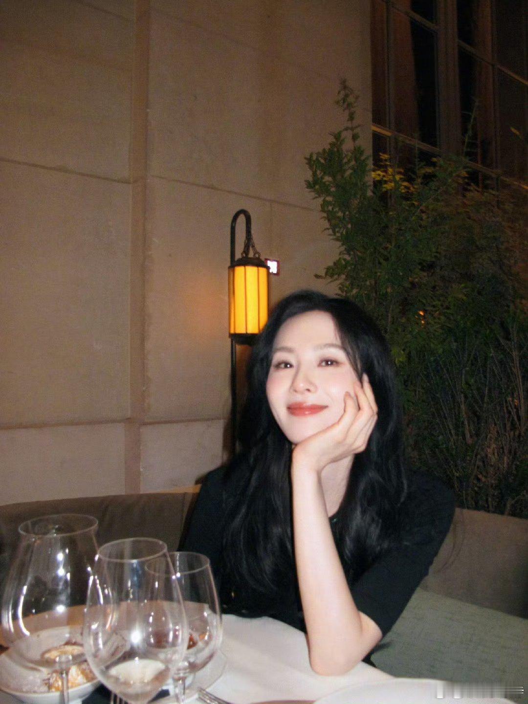 扑就扑呗这个年纪了站站台活活动、有戏就打卡式拍戏挣点儿轻松钱看起来挺开心的[嘻嘻