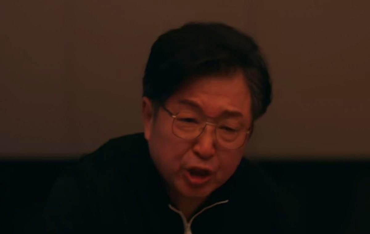 冯家的故事听着熟吧？
孩子要买苹果手机，妈没得买，爸却说“你妈没文化”。
这哪是